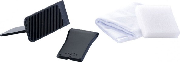 Image présentant 4 outils fournis : une éponge à poncer blanche, un chiffon de nettoyage blanc, une spatule noir et un racloir de nettoyage