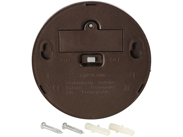 Dessous d'une applique LED avec compartiment à accumulateur AA et orifices de suspension avec deux vis et deux chevilles