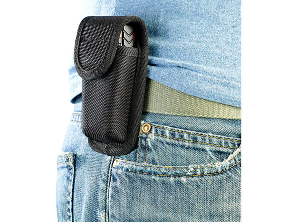 Outil complet de poche rangé dans une housse de transport fixé à la ceinture d'une personne