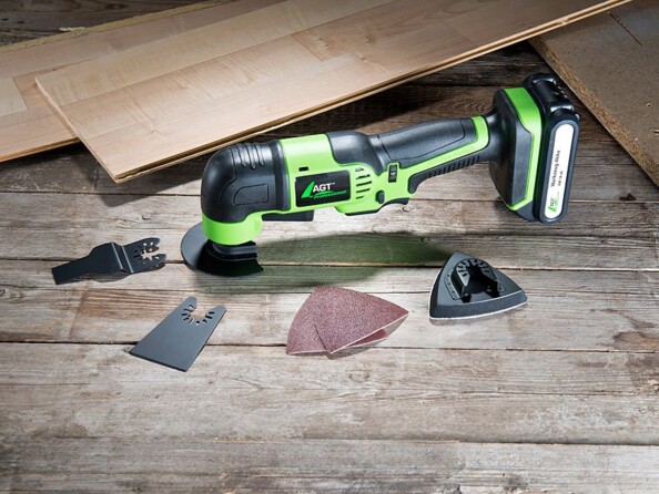 Outil multifonction à oscillation est doté d'une prise à serrage rapide pour lame de scie à segment ou plongeante, disque de ponçage, racloir