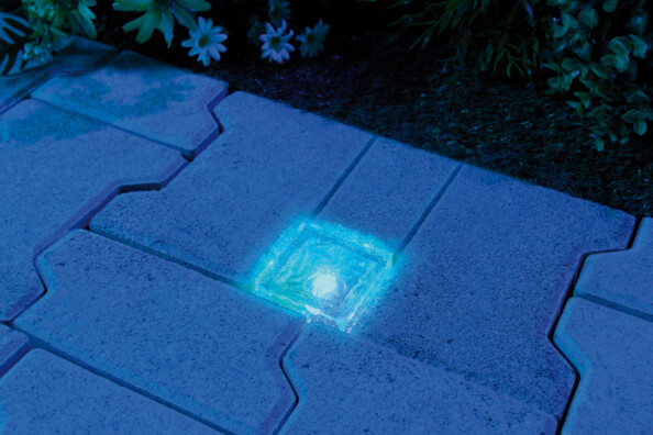 Pavé solaire à LED RVB avec capteur de luminosité en action