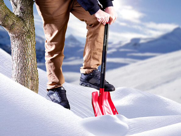 Homme déblayant un tas de neige avec la pelle à neige Semptec