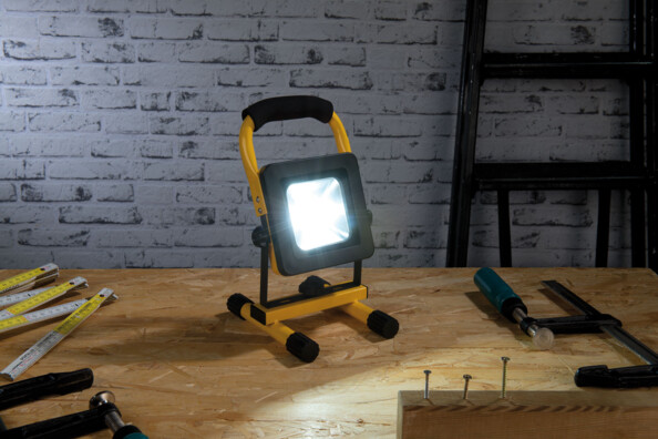 Projecteur de chantier LED sans fil 10 W avec triple alimentation