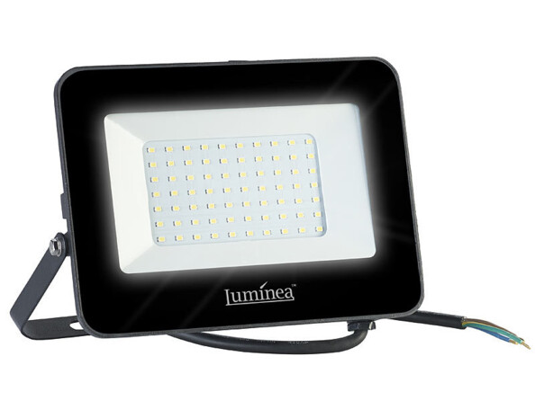 projecteur led haut efficacité energetique 50w blanc froid étanche pluie et neige fixation murale luminea