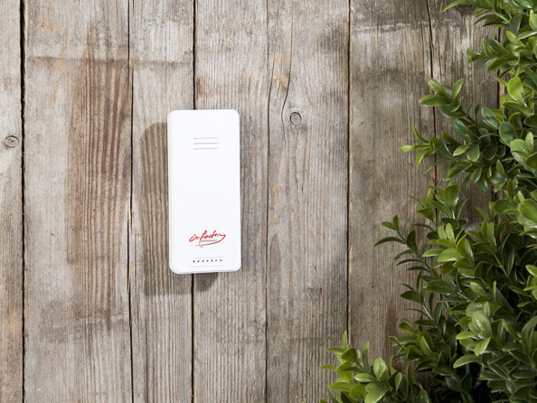 Capteur déporté sans fil de station météo suspendu à l'extérieur