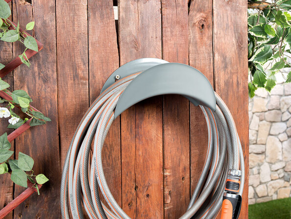 support mural a visser pour tuyai d'arrosage revetement anti rouille