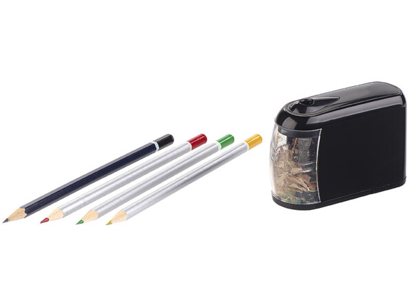 Taille crayons automatique avec récipient de collecte plein et 4 crayons de papier et de couleur posés les uns à côté des autres