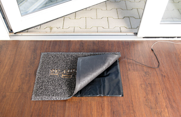 Le tapis de contact installé sous un tapis normal