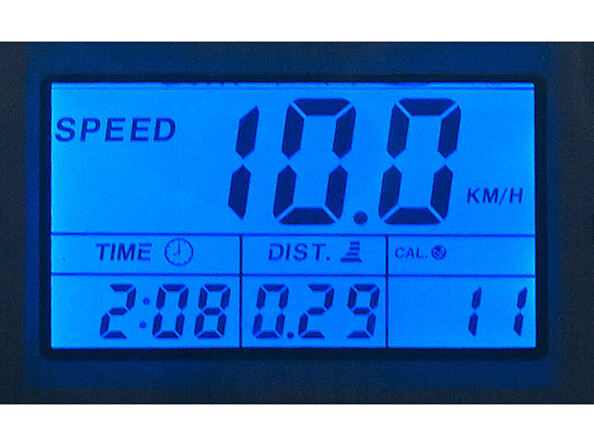 Ecran LCD du tapis de course avec toutes les données d'entrainement