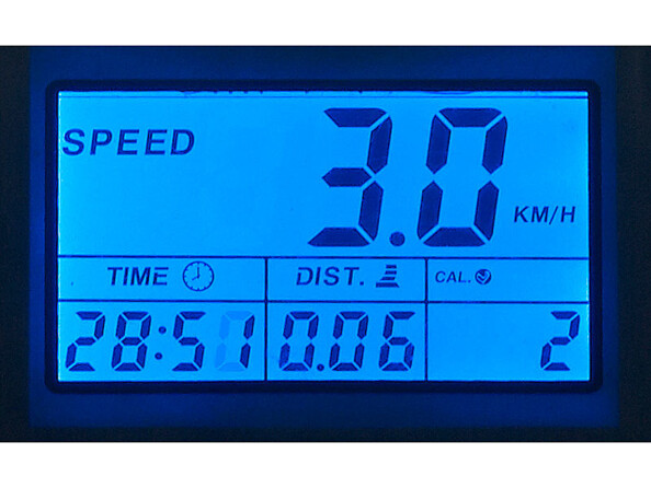 Ecran LCD du tapis de course avec toutes les données d'entrainement