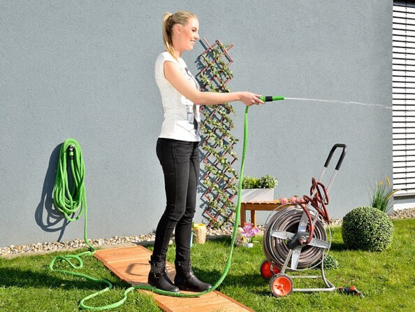 Tuyau d'arrosage extensible PRO.V2, 7 - 20 mètres. Mise en situation en action