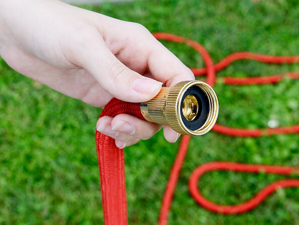 Tuyau d'arrosage extensible "PRO.V5" 17,5 à 50 m Royal Gardineer. Détail sur le raccord en aluminium.