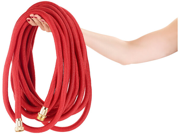 Tuyau d'arrosage extensible "PRO.V5" 17,5 à 50 m Royal Gardineer. Mise en situation enroulé.