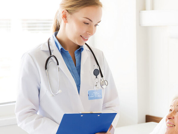 Femme médecin portant son badge sur sa blouse à l'aide du porte-badge General Office