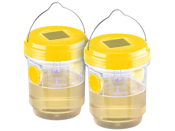 Deux pièges à insectes à LED solaire de la marque Exbuster.