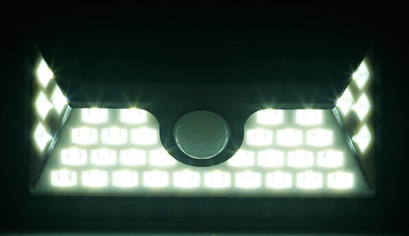 Lampe LED murale solaire dans l'obscurité avec uniquement visibles les 36 LED blanc chaud allumés et le capteur infrarouge situé au centre de l'applique