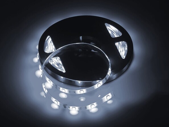 Bande à LED 5 mètres - blanc + adaptateur secteur