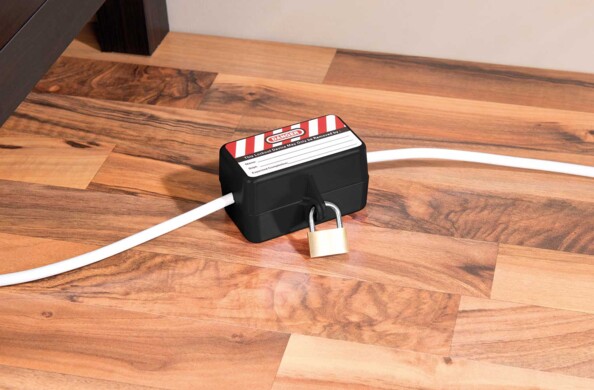 Boîtier de protection avec son cadenas pour empecher d'utiliser la prise secteur