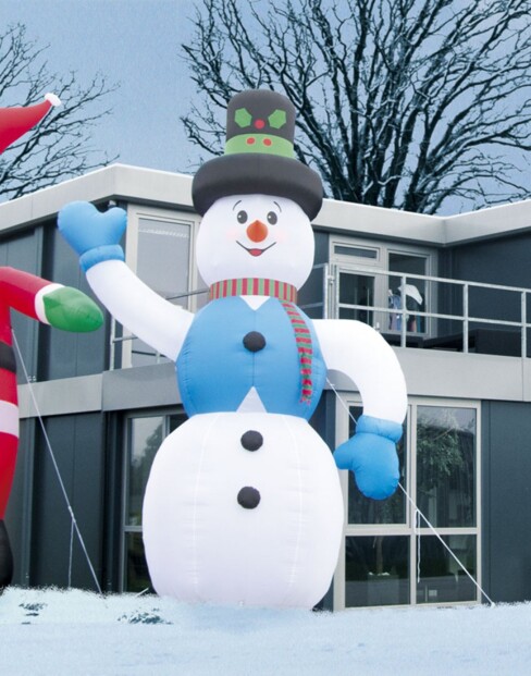 Mise en situation du bonhomme de neige géant gonflé