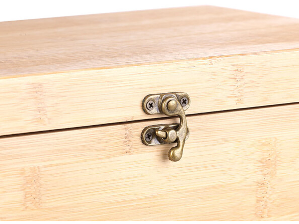 Gros plan sur la fermeture en laiton style ancien de la boîte en bambou