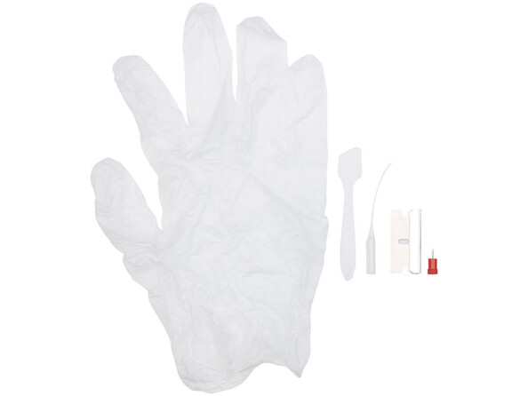 Matériel pour appliquer la colle extra forte à granules blancs.