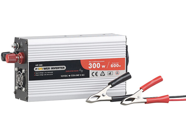 Convertisseur automobile Revolt à 300 W avec des pinces crocodiles.