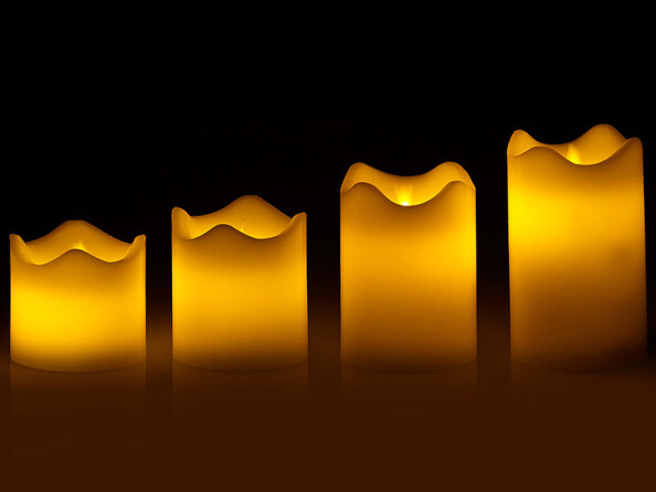 Couronne de l'Avent avec ornements rouges & 4 bougies à LED