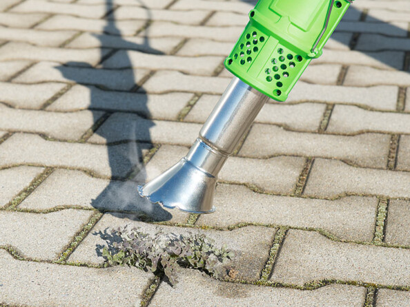 Le désherbeur thermique est un appareil idéal pour désherber un chemin sans utilisé de produits chimiques.