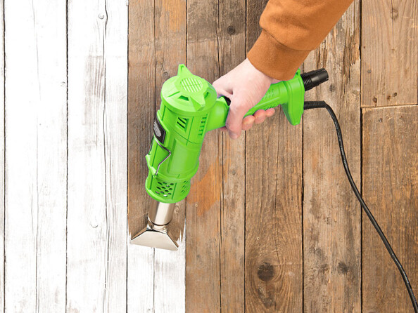 Désherbeur thermique Royal Gardineer utilisé comme pistolet à air chaud.