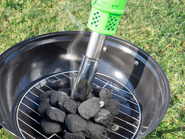 Désherbeur thermique Royal Gardineer utilisé pour l'allumage rapide d'un barbecue à charbon.