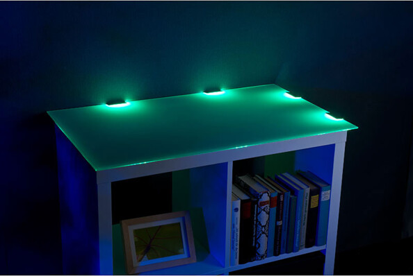 Dispositif d'éclairage pour vitrine - 4 pinces et 12 LED - RVB