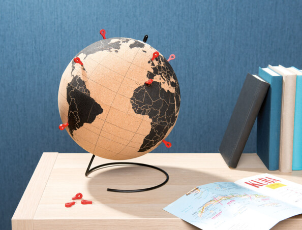 Mappemonde en liège sur un meuble