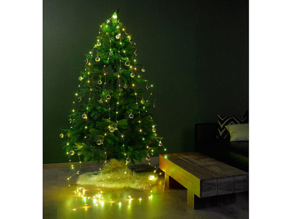 Mise en situation de la guirlande 180 LED de Lunartec, éclairage vert.