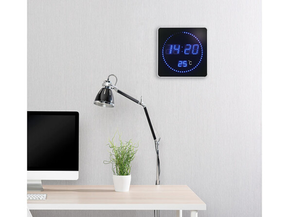 Horloge radio-pilotée à LED bleues Lunartec accrochée à un mur.