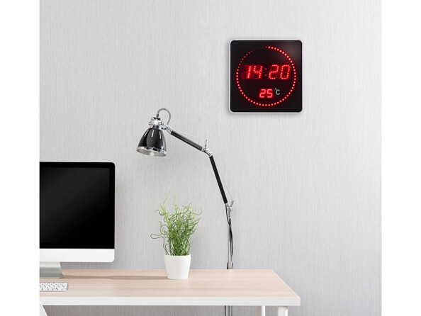 Horloge radio-pilotée Lunartec accrochée à un mur.