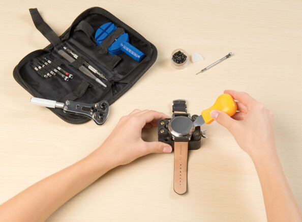 Outils pour toutes les opérations essentielles (changement de la pile, nettoyage du cadran depuis l'intérieur, remplacement du joint de couronne) et autres réparations sur montre bracelet et horloge