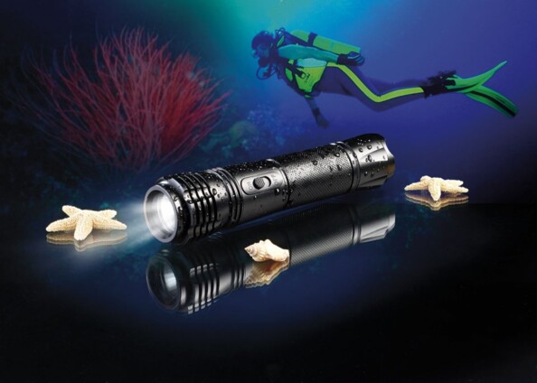 Lampe torche de plongée 240 lm, étanche jusqu'à 100 m