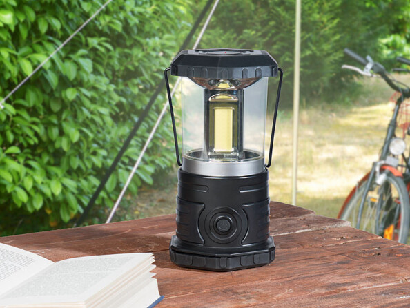 Lanterne de camping mise en situation sur une table