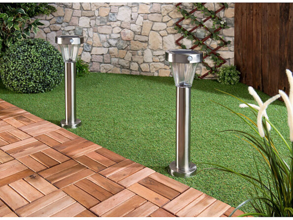 2 lanternes de jardin solaires "Silva". Mis en situation de jour