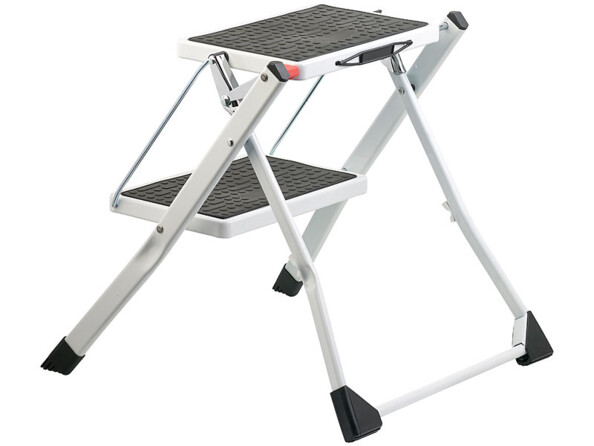 Marchepied en acier massif avec tapis profilé antidérapant sur les marches et poignée de transport