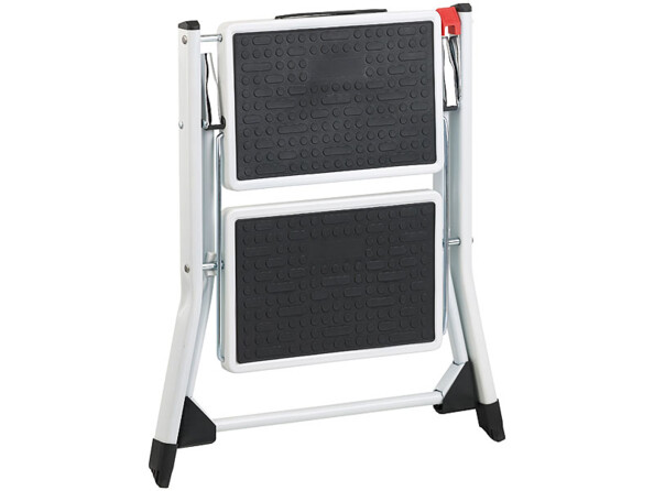 Marchepied plié pratique, peu encomrant et facile à ranger pour la maison