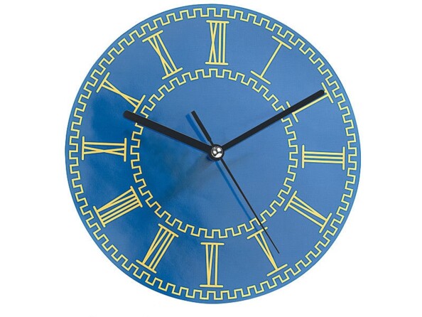 Mise en situation du mécanisme à quarts dans une horloge ronde couleur bleue avec aiguilles des secondes, minutes et heures couleur noire et chiffres romains couleur jaune