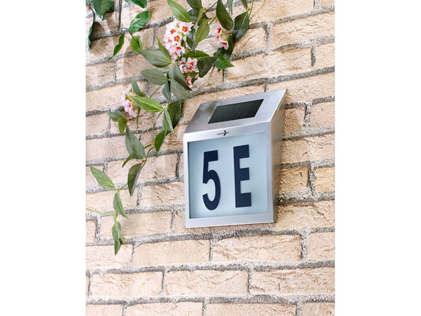 Numéro de maison lumineux. Inclus : kit d'autocollants (3 x chiffres 0 à 9, et 1 x lettres A à F)