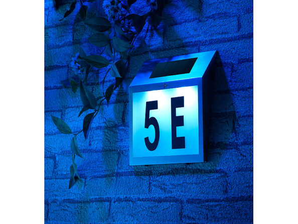 Numéro de maison lumineux mis en situation de nuit