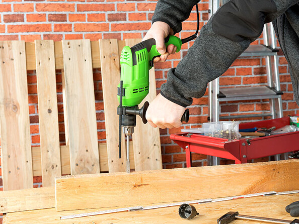 Perceuse à Percussion filaire avec un guidage sûr et contrôlé grâce à la poignée caoutchoutée et à la poignée supplémentaire sur la tige
