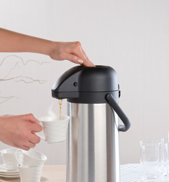 Lot de 2 pichets isothermes avec bouton de service, par Rosenstein & Söhne