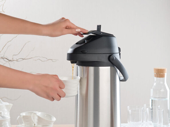 Utilisation à une main d'un pichet avec pompe pour se servir une tasse de café