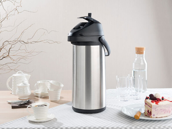 Distributeur de boisson chaude ou froide isotherme posé sur une table de repas