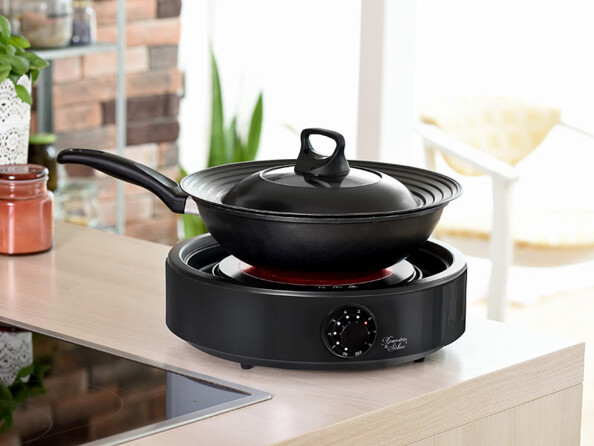 Plaque de cuisson vitrocéramique mise en situation avec une pole