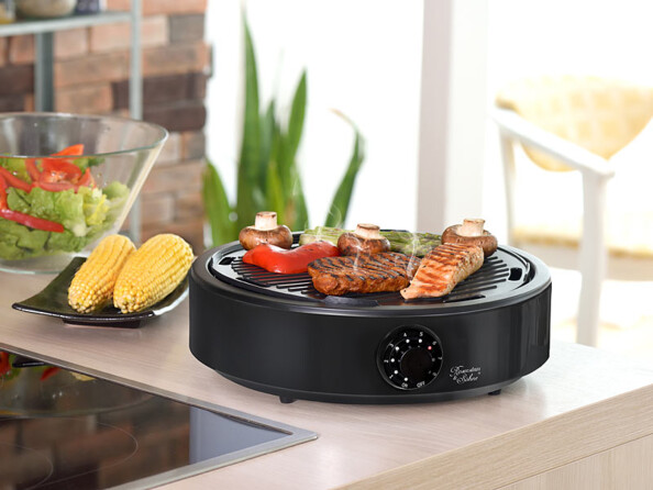 Plaque de cuisson vitrocéramique mise en situation en mode Grill